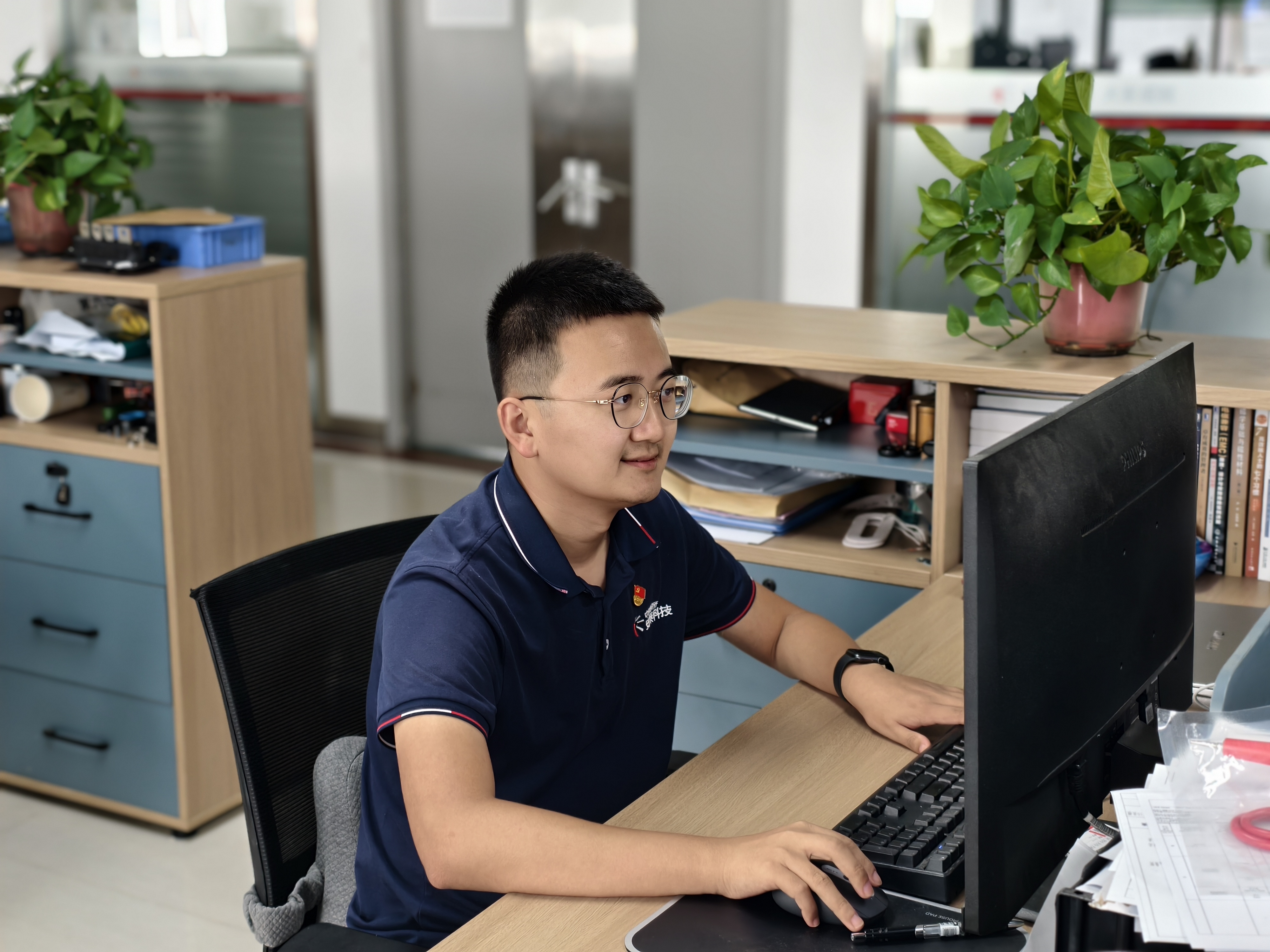 1.張偉照片.jpg 1.張偉照片.jpg